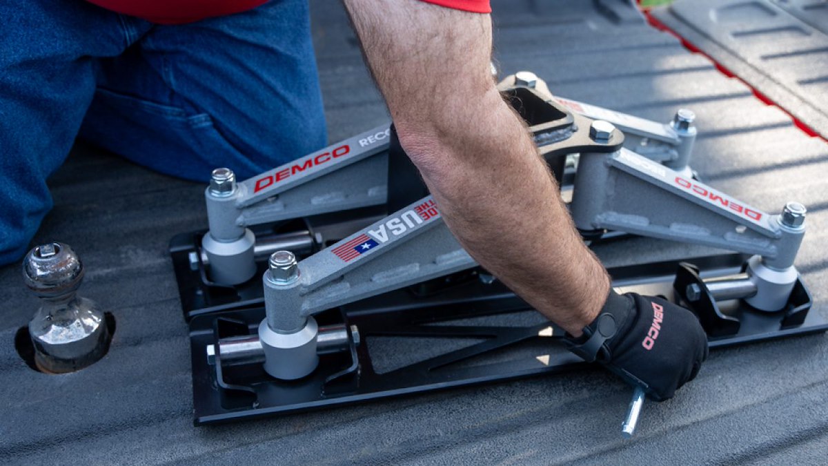 Demco Fifth Wheel Trailer Hitch – Recon Stealth, Fixed, 3 Piece – view 4